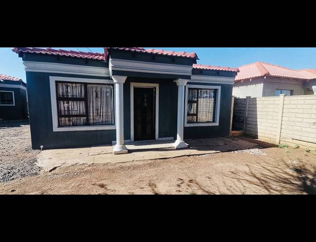 4 BEDROOM HOUSE FOR SALE IN SEBOKENG ZONE 11